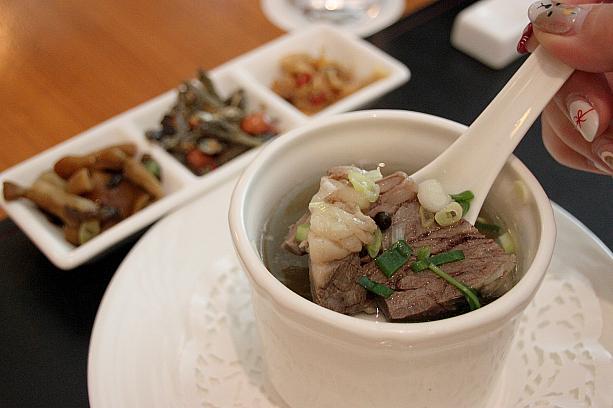 台北ナビでも予約できる最高級リゾートホテル馥蘭朵烏来酒店でお食事です。馬告の入った牛肉スープ。美味しいです。