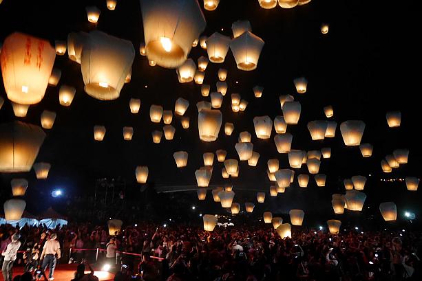 願い事を書いて空高くまで飛んでいけ！2018年元宵節の平渓ランタンフェスティバルはやっぱり幻想的でした！ ランタン 平渓ランタンフェスティバル天灯