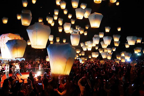 願い事を書いて空高くまで飛んでいけ！2018年元宵節の平渓ランタンフェスティバルはやっぱり幻想的でした！ ランタン 平渓ランタンフェスティバル天灯