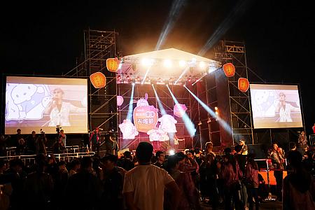 会場の舞台では台湾の人気歌手のライブショーもあります