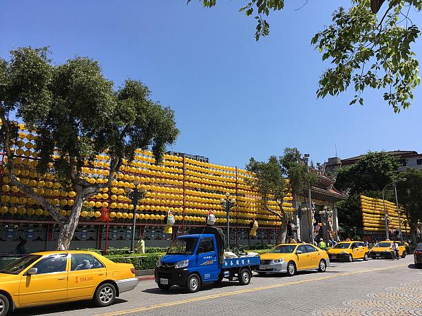 MRT龍山寺１番出口より出て右の方に歩くと見えてきました“龍山寺”。台北を走るタクシーとお寺の提灯の黄色が重なって眩しいです