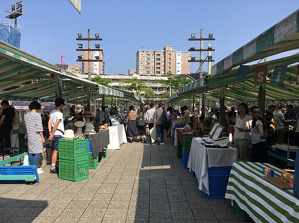 メイドイン台湾のハンドメイドの雑貨や小物、野菜や小吃など屋台が厳選して集められ、マーケットが開かれます