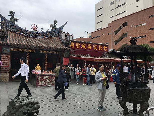 縁結びの神様「台北霞海城隍廟」はいつもと変わらずたくさんの人、人、人