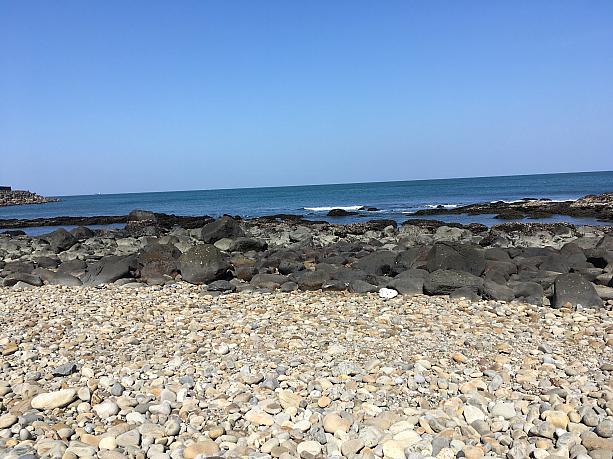 こちらは、砂利と岩がある海辺