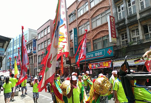かなりの人がいます。通行人も皆さん足を止めてパチリパチリ。台湾の神様のお祭りは本当に派手です！！