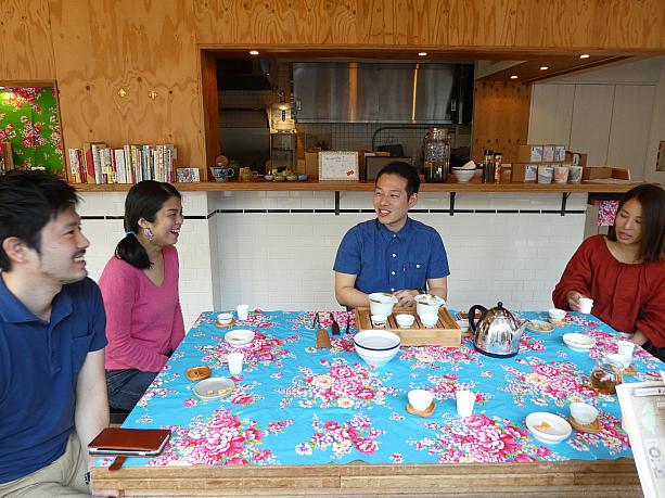 お店の中央に台湾の花布を敷いた大きなテーブルがあって、お茶をいただきながら皆でおしゃべり。「台湾」という共通項でつながっているので、初対面同士でもすぐに会話がはずみます。