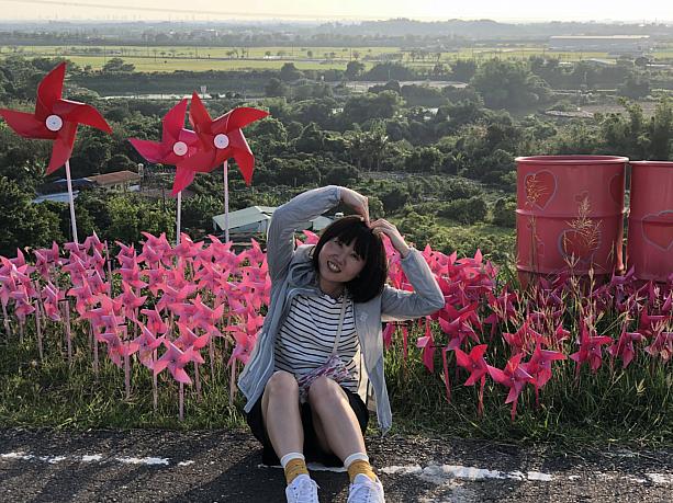 ピンクの風車の群れ「福風車區」では♡のポーズがオススメです。