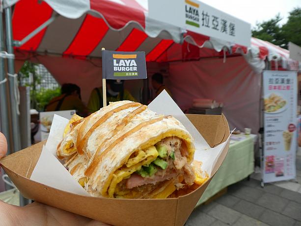 その一つ、台湾で約500店舗を展開する「拉亞漢堡」は、台湾伝統の朝ご飯、蛋餅を販売。外側がサクサクと軽い食感なのが特徴で、中身もハムやツナ、キュウリなど具だくさんです。ちなみに台湾にいるナビスタッフもここの朝食が大好き～❤