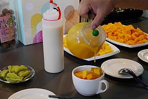 さらにマンゴーシロップをかけたら、砂糖やクワの実などで漬けた青マンゴー、ローゼルの花、練乳をトッピングして完成！