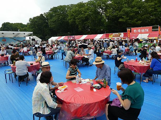 広場の中央には台湾の伝統的な宴を再現した赤い円卓が並んでいます。この円卓を囲むことで、見知らぬ人同士でも自然と交流が生まれます。これぞ台湾流の祭りの楽しみ方！
