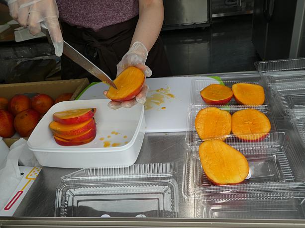 こちらは台湾フルーツの即売。見事に熟したマンゴーをその場でカットしてくれます。もちろん、生のマンゴーそのものを買うこともできますよ。