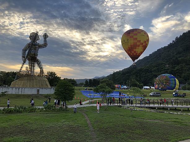 気球に乗れる時間は朝5:30～7:30と夕方16:30～18:30の1日2回。ナビは早起きをして、2016年のランタンフェスティバルで使用されたサルのランタンが見守る会場へやってきました。