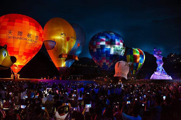 こちらは6月23、24、30日と7月1日の19:00から20分間行われるナイトショーの様子です。人気DJが奏でるテクノサウンドに合わせて、光と炎が気球を照らしていました。