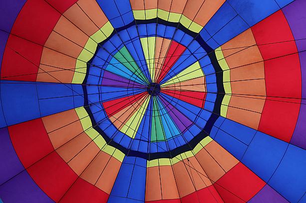ちなみに、熱気球の中から上を見上げるとこんな感じです。ステンドグラスみたいでキレイ♡