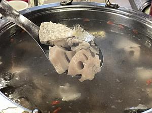 「蓮藕魚頭湯」：レンコンと活魚の頭部が入ったスープです。さっぱりとして、とっても飲みやすく、レンコンの食感も◎