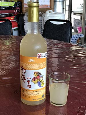 小米(あわ)を原材料に作られる台湾原住民のお酒「小米酒」。甘みがあって意外と飲みやすかったです。