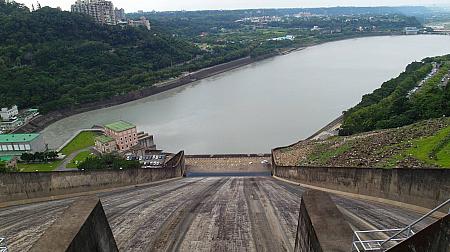 ダムを上から見るとこんな感じです。ちょっと足元がすくみます。