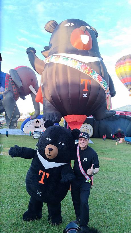 そして、ナビが訪れた日ではありませんが、台湾局のゆるキャラ「喔熊 OhBear」熱気球もお目見え！目が本気すぎてゆるさがないと噂の「喔熊 OhBear」も駆けつけましたよ～