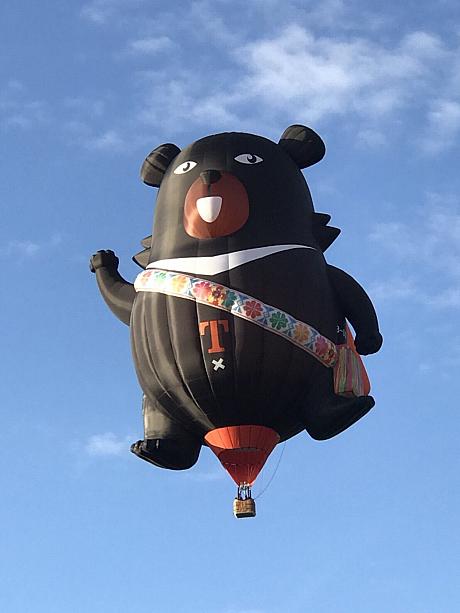 わぁ～～！「喔熊 OhBear」が空にのぼっていますね～。ナビもいつか熱気球に乗ってみたいなぁ～～～