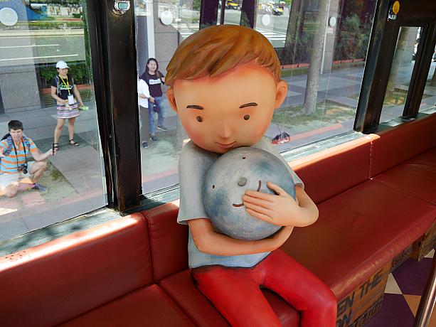 このバスで唯一のお客さん。月を抱きかかえた男の子