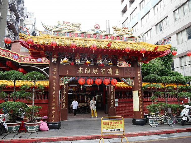 武昌街一段にある廟を挟んで南北の細い路地にある城中市場