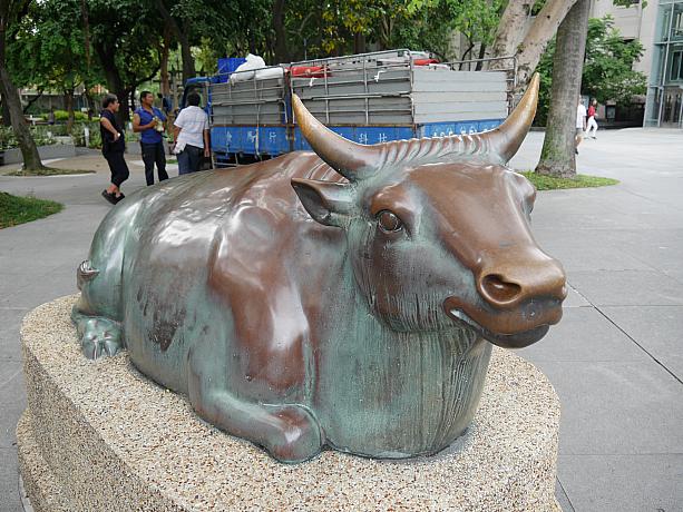 牛のオブジェが公園を守るように構えていました〜。台北駅周辺に行かれた場合は散策にどうぞ〜