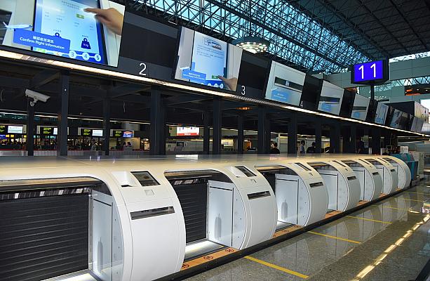 ここ最近話題なのが、第二ターミナル3階にできた「自動荷物預け入れ機」！桃園MRT「台北(A1)」駅に引き続き、第二ターミナルでも使えるようになったんです