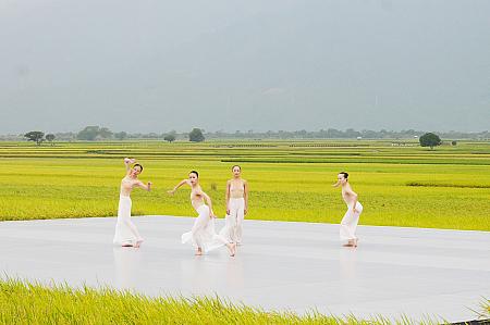 記念すべき10年目を迎えた「池上秋收稻穗藝術節」で台湾が世界に誇るダンスを見た！ 雲門舞集 池上秋収 藝術節池上