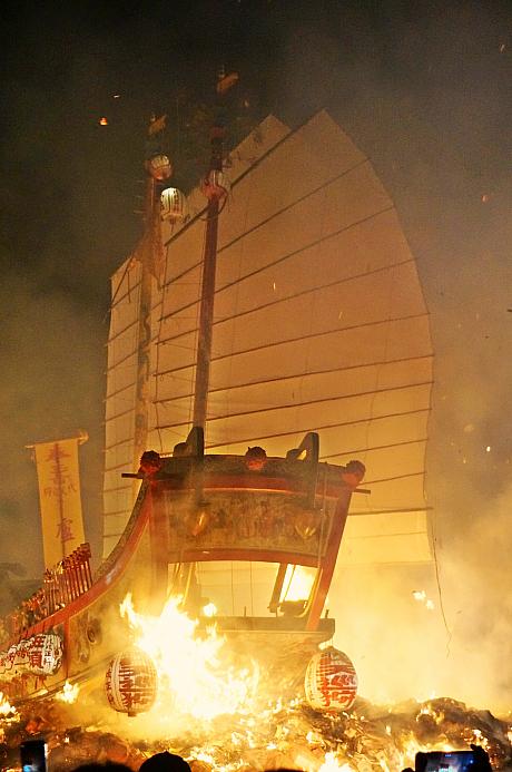 今回ナビが東港へ来たのは「送王」の日。送王とは簡単に言えば王爺と災厄を天に送り帰すこと。その方法が船を焼くのです。