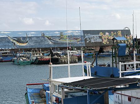 良質の旗魚（カジキ）や鬼頭刀（シイラ）、鰹（カツオ）が獲れることで有名です。イルカウォッチング船もこの港から出航しています。