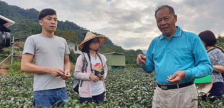左:孫の蔡威徳さん、右）祖父の陳世義さん　茶園に対する熱い思いをお話してくださいました