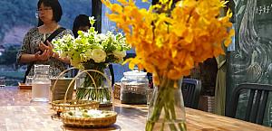 店内はお花でいっぱい、茶園とは打って変わって、華やかなインテリアに囲まれています。