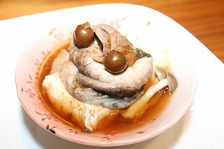 白身魚の煮付け。新鮮だからか、台湾の魚料理にありがちな生臭さが一切なく、甘い醤油ダレにマッチして美味しいです