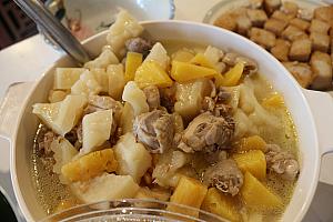パイナップルとゴーヤ、鶏肉をじっくり煮込んだスープ