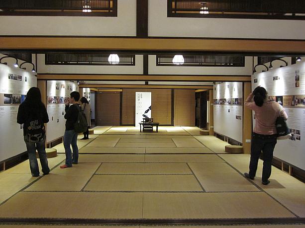 当時、宴会などが行われていたという広～い和室。現在は、文学を主とする展示会やイベントが開催されています。