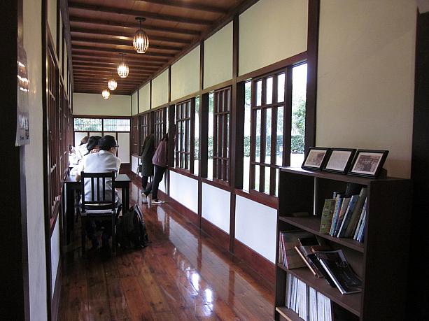 長～い廊下の奥には、本棚やテーブル席がありました。まったり休息したり、読書したり、物書きしたりするのも良いですね。