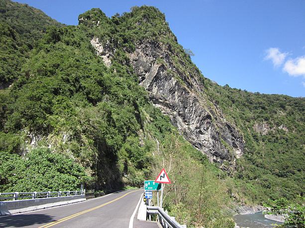 花蓮県の地元のお友達が「玉山国家公園」を紹介してくれました。イキナリ、目の前に大きな岩山が現れ、ビックリ～！！