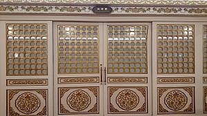 白とゴールドのシンプルな色使いの扉も、とても上品に装飾されています