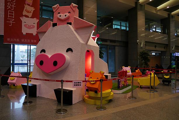 旧正月を来月に控え、新北市政府には干支の猪(中国語ではブタ)にちなんだオブジェが飾られだしました。