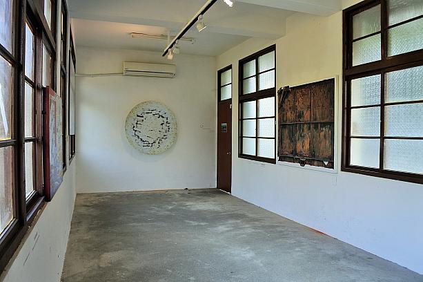 歴史の染み込んだ、台南の街並みを切り取ったような作品が並んでいます。<br>地下室もあるのでお見逃しなく！