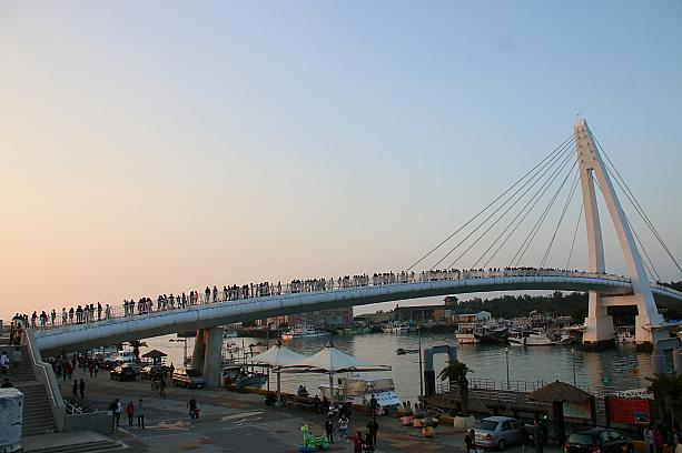 2月6日は漁人碼頭へ。情人橋にはすでに多くの人がいて、「その時」を待っていました。