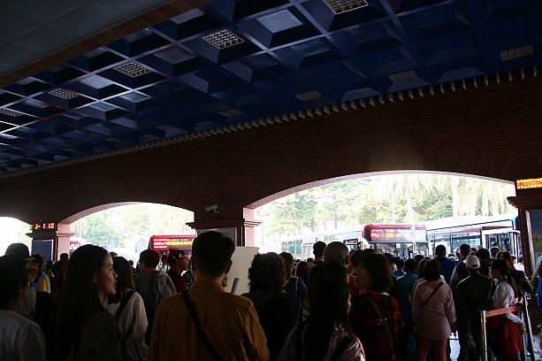 淡水駅前のバス停も、多くの人が並んでいました。漁人碼頭行きだけでなく、桜の鑑賞スポットで有名な天元宮行きのバスもここから出ているので、この人の多さはやむをえないところでしょうか。