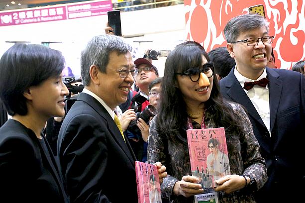 台湾の出版社のブースへ行き、作家の宅女小紅さん（陳副総統の右側にいる女性）や関係者と記念撮影を行っていました。