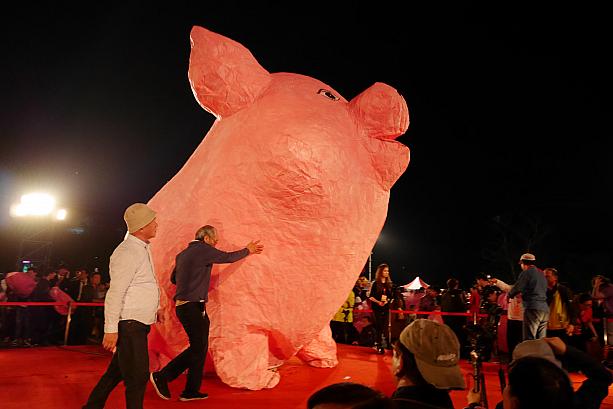 いよいよ打ち上げの時がやってきました！今年は猪（イノシシ）年ですが、台湾では「猪（豬）」の字は「豚」の意味になるので、それに伴って豚のモチーフのランタンが用意されていました。