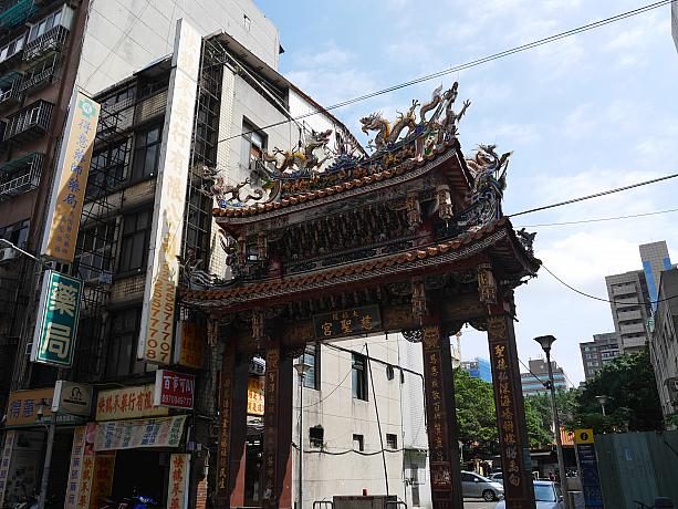 MRT大橋頭から迪化街に向かい延平北路を歩くと左側にあるのが慈聖宮。この門をくぐり入っていきます