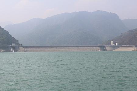 ダムの本体。高さ128メートル、長さ400メートルあります。