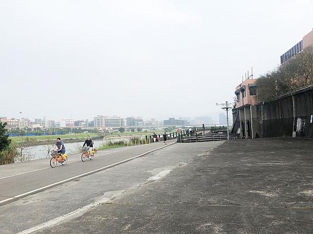 ジョギングする人、自転車シェアリングのYouBikeを使ってサイクリングする人、台北市民の生活を観察できます。