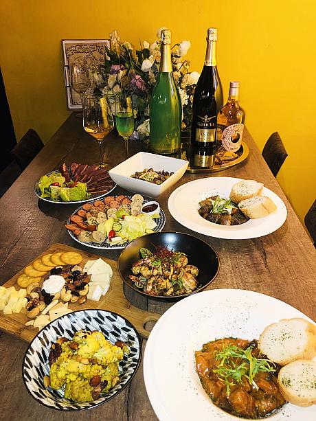 この日はヨーロッパのサラミやチーズのカナッペのほか、台湾の味付けをベースにしたワインに合う麺料理や、スモークダッグなどが振舞われました。