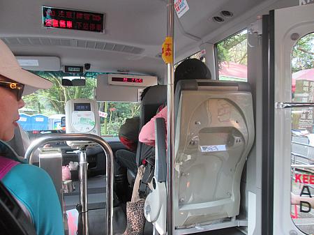 小型バスは前方にカードをタッチするリーダーがあります