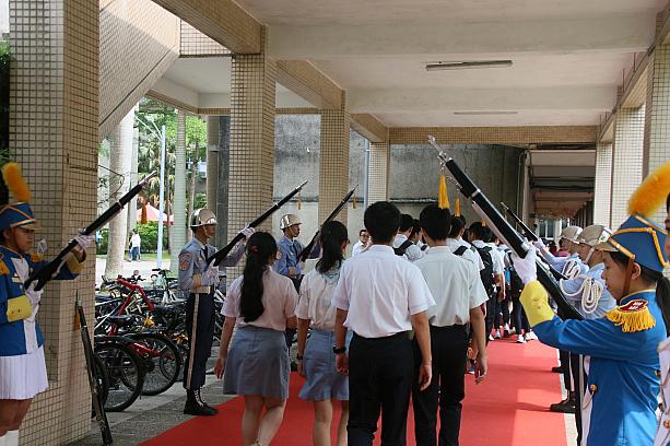 卒業生はレッドカーペットの上を通って入場。両側を儀仗隊が固め、花を添えます。